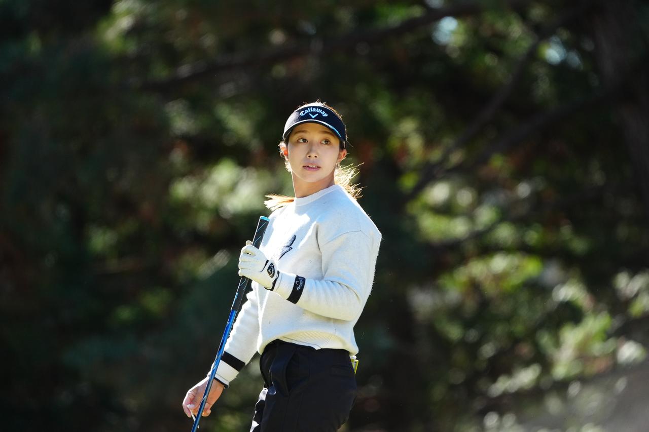 画像: 自身5回目、試合では3回目となるホールインワンを決めた六車（2025年国内女子ファイナルQT／岡沢裕行）