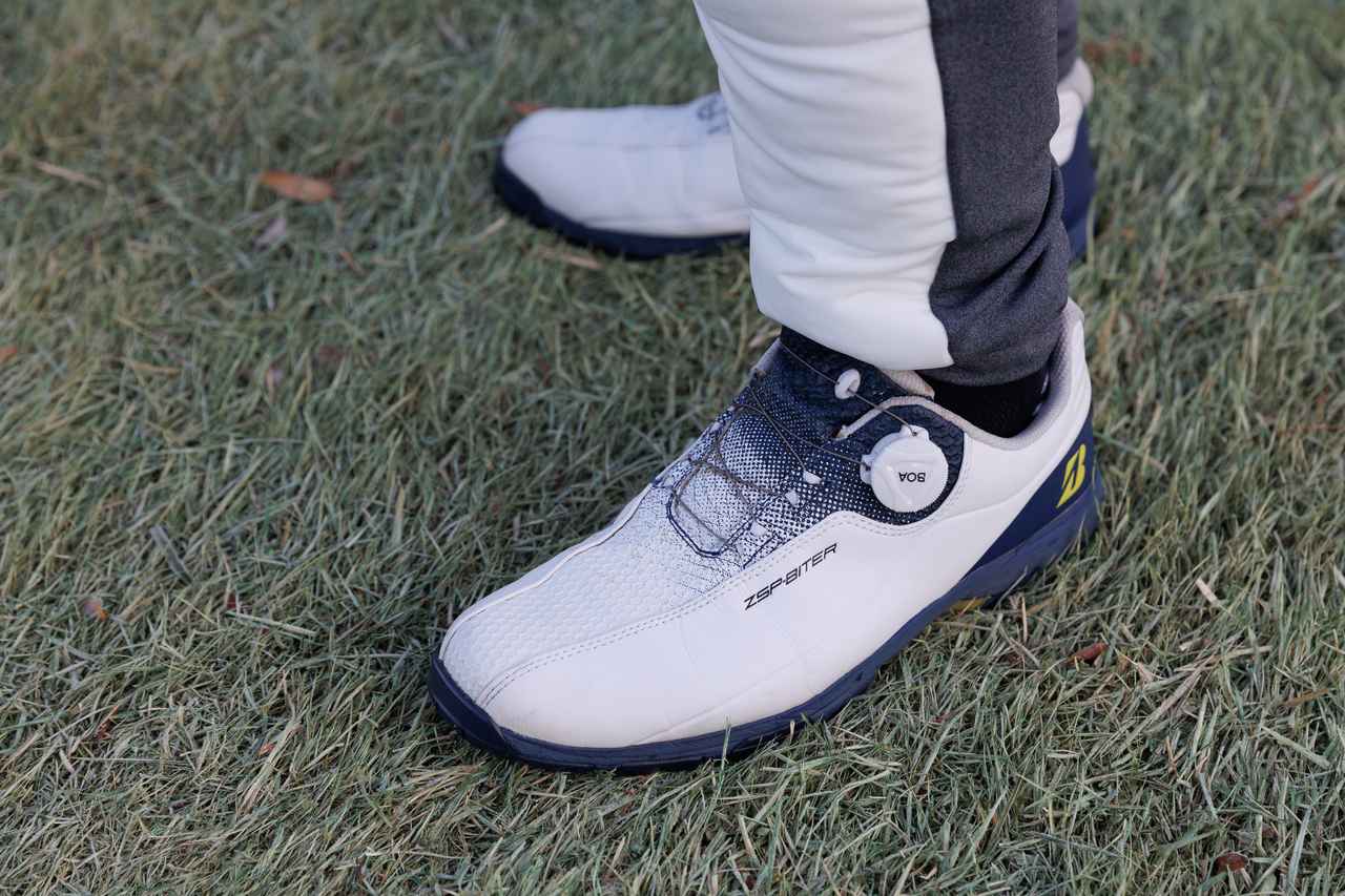 画像: ホワイトにネイビーを効果的にあしらったシューズもウェアとリンク