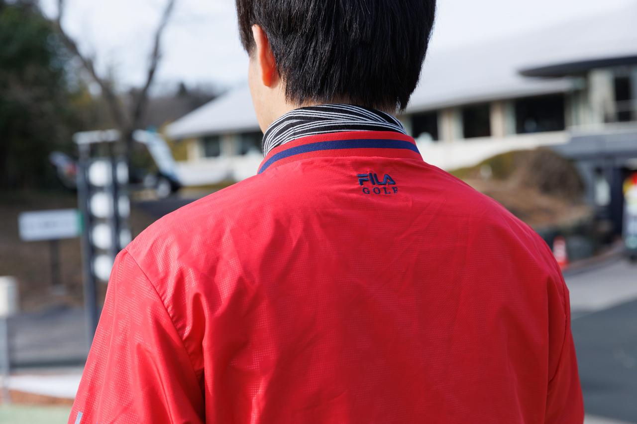 画像: 首元のネイビーライン、背面のブランドロゴもポイント