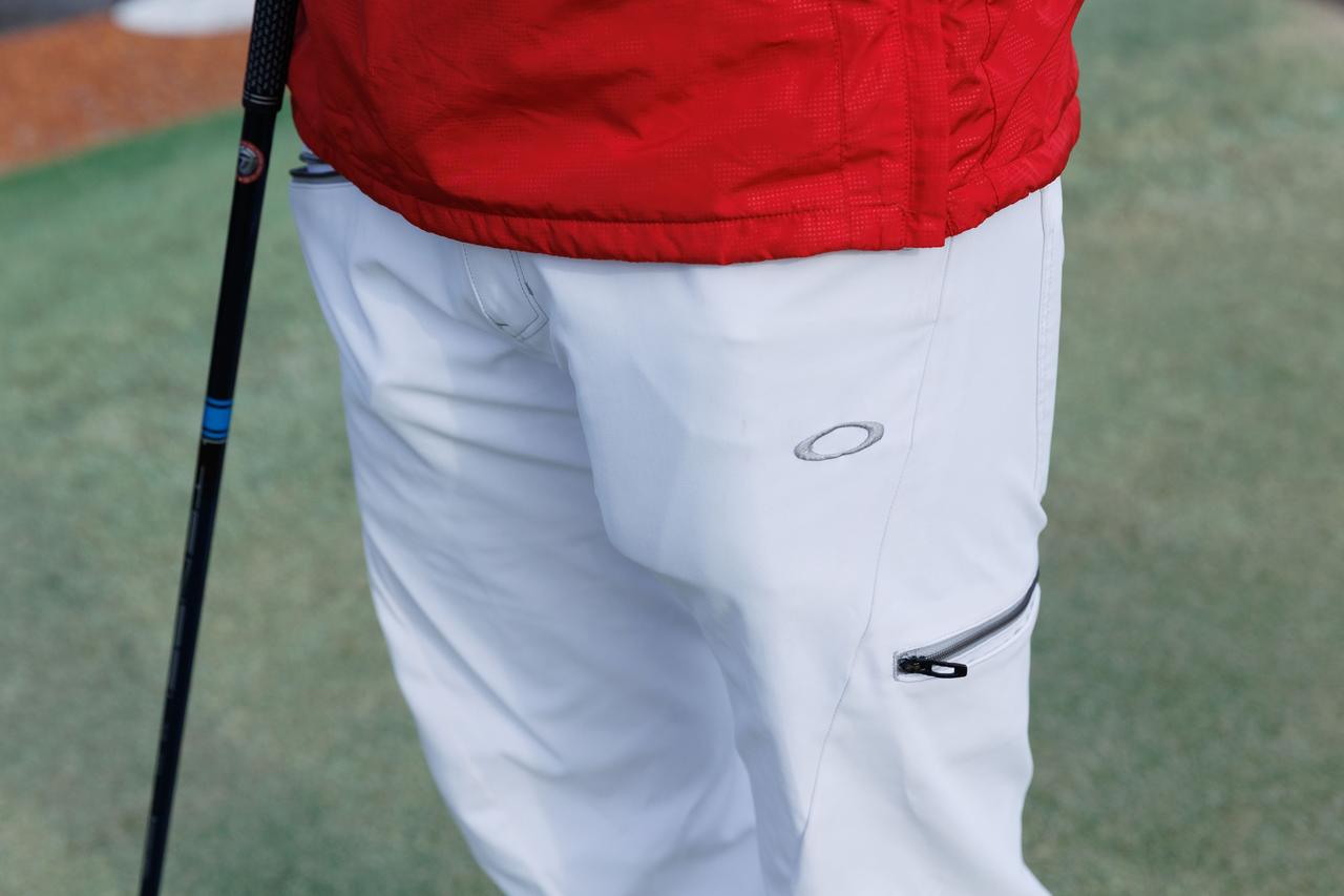 画像: 立体裁断パターンによって動きやすいハイブリッドパンツ