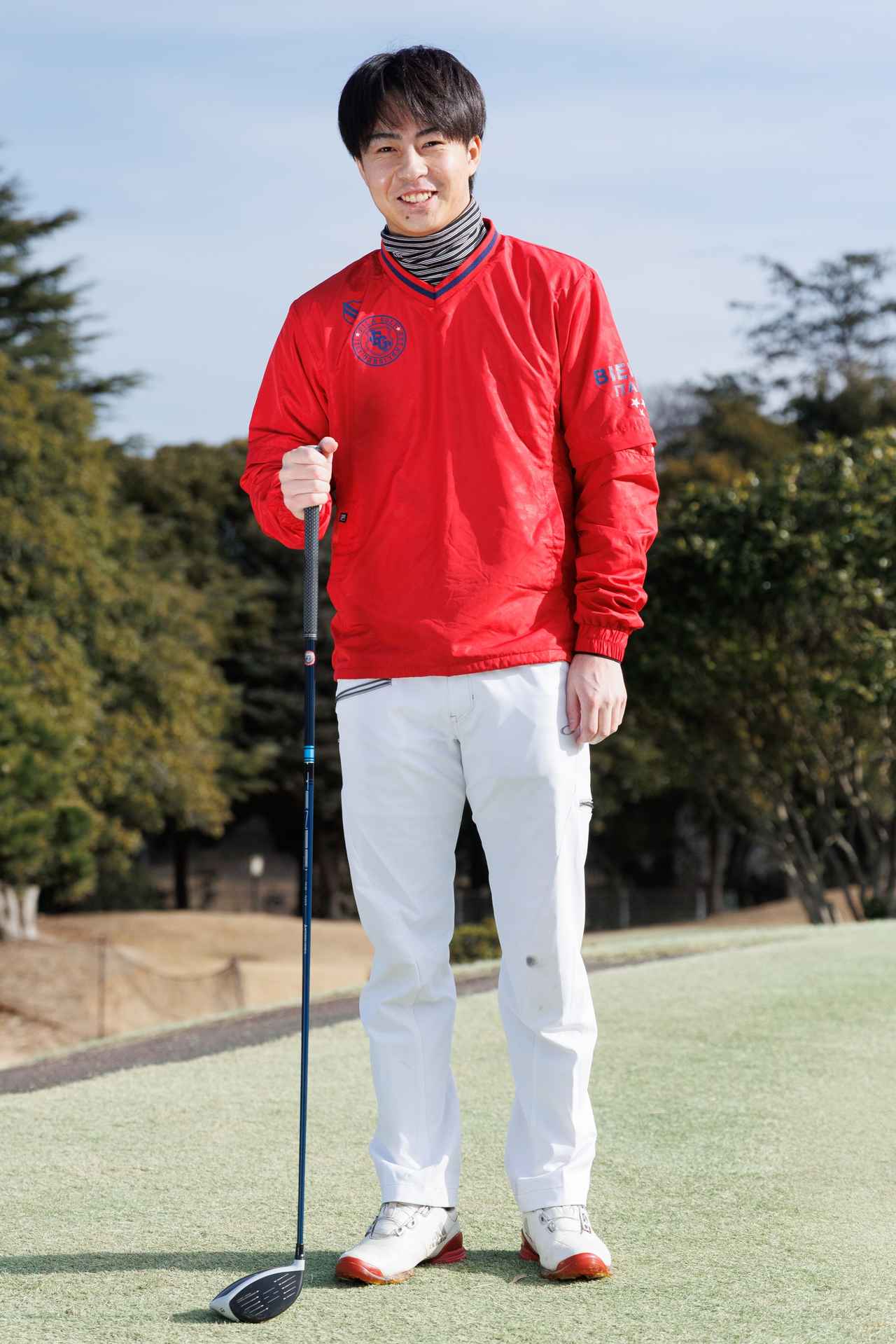 画像: アグレッシブでインパクトのあるレッドのVネックのスニードジャックが主役。ボーダー柄タートルネックもアクセントに。白パンツで全体を軽やかなイメージに仕上げています