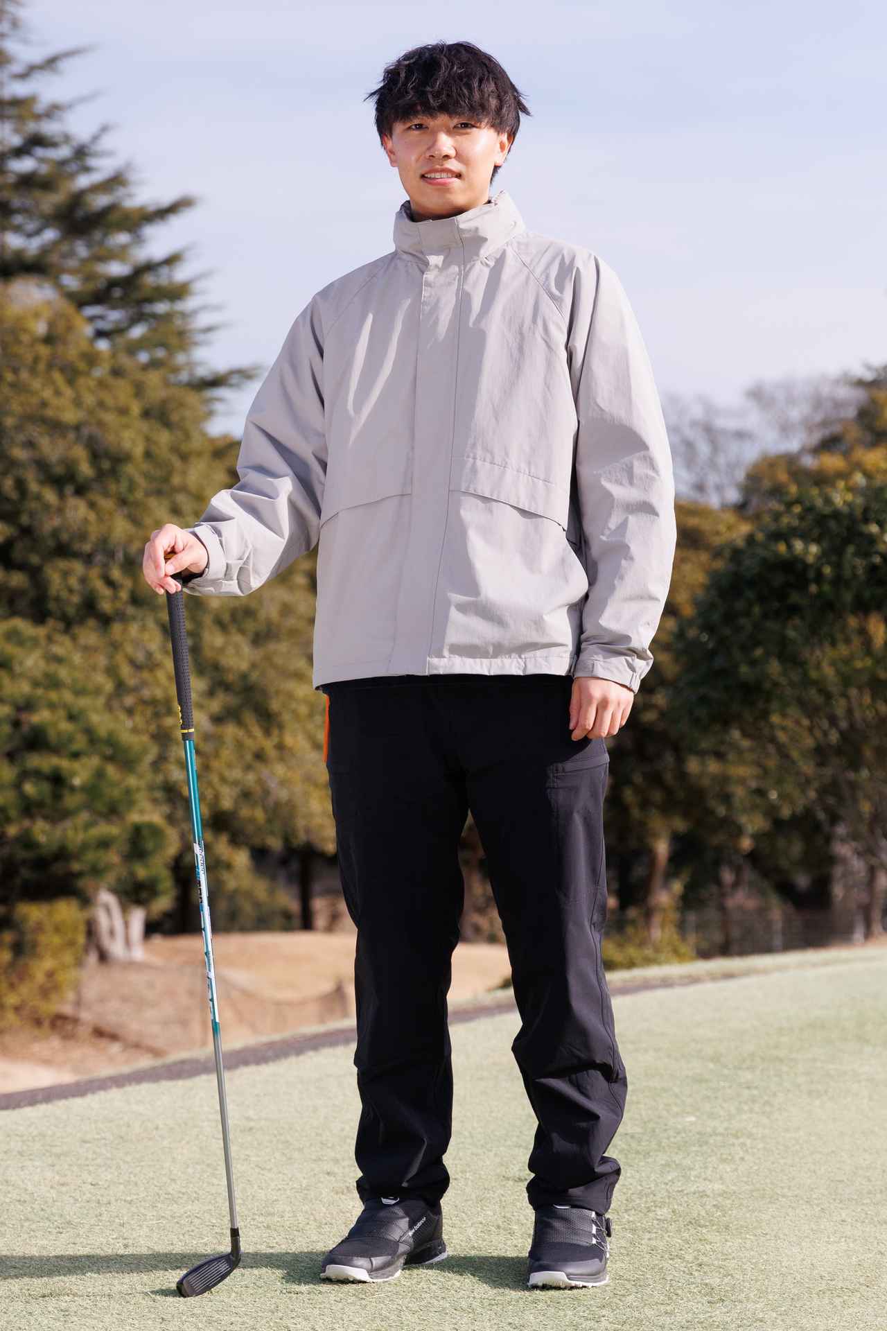 画像: ゆったりめのシルエットが今っぽいスタンド襟タイプのベージュジャケット。ダークトーンのボトムスとシューズを合わせることで、シャープで引き締まった印象にまとまります