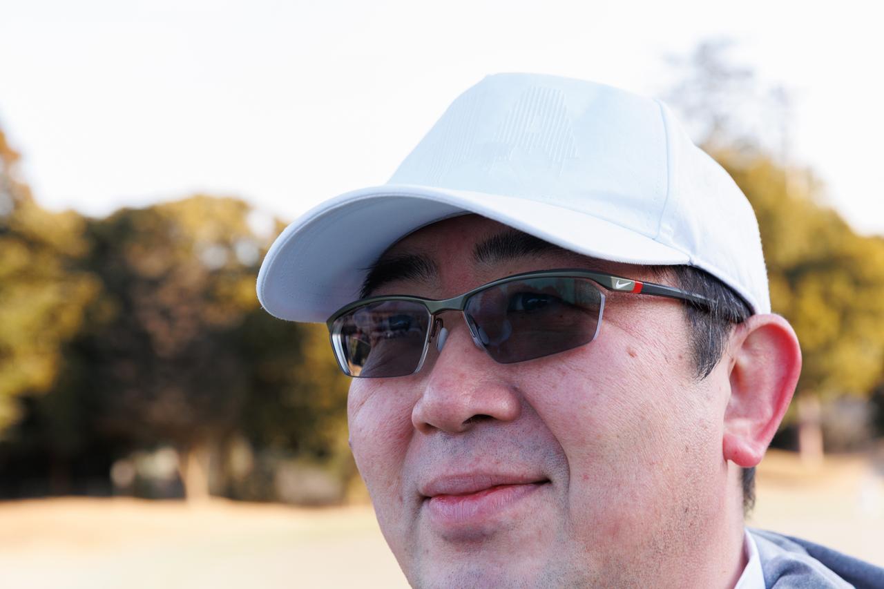 画像: 同色ロゴの白のキャップにスポーティなサングラスが軽快さをプラス