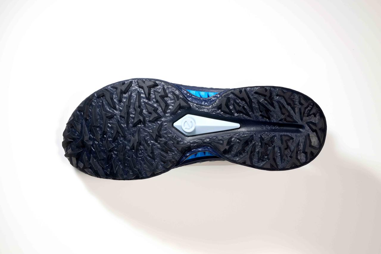 画像4: レース（靴紐）タイプは、前モデルの｢C4｣で好評だったソックライナーを採用しながらも伸縮性の高い新素材にスイッチ。柔らかで足あたりが良く足首の動きをサポートする。4万2900円（税込）