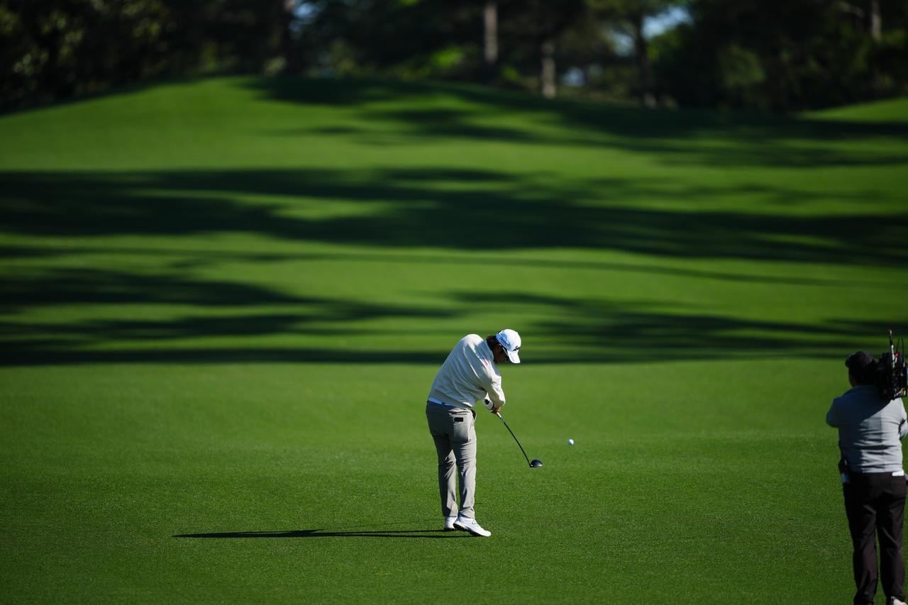 画像: ティーイングエリア側からは芝の色が濃い（逆目）