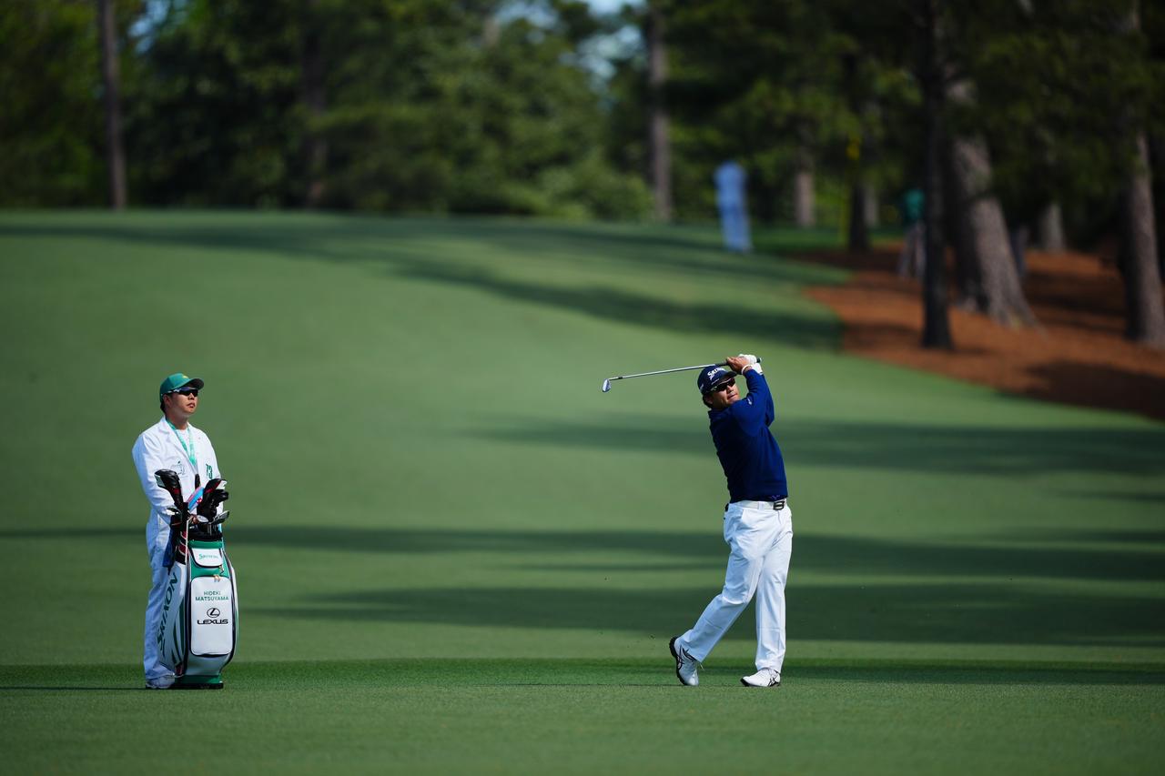 画像: グリーン側から見ると芝の色は明るい（順目）