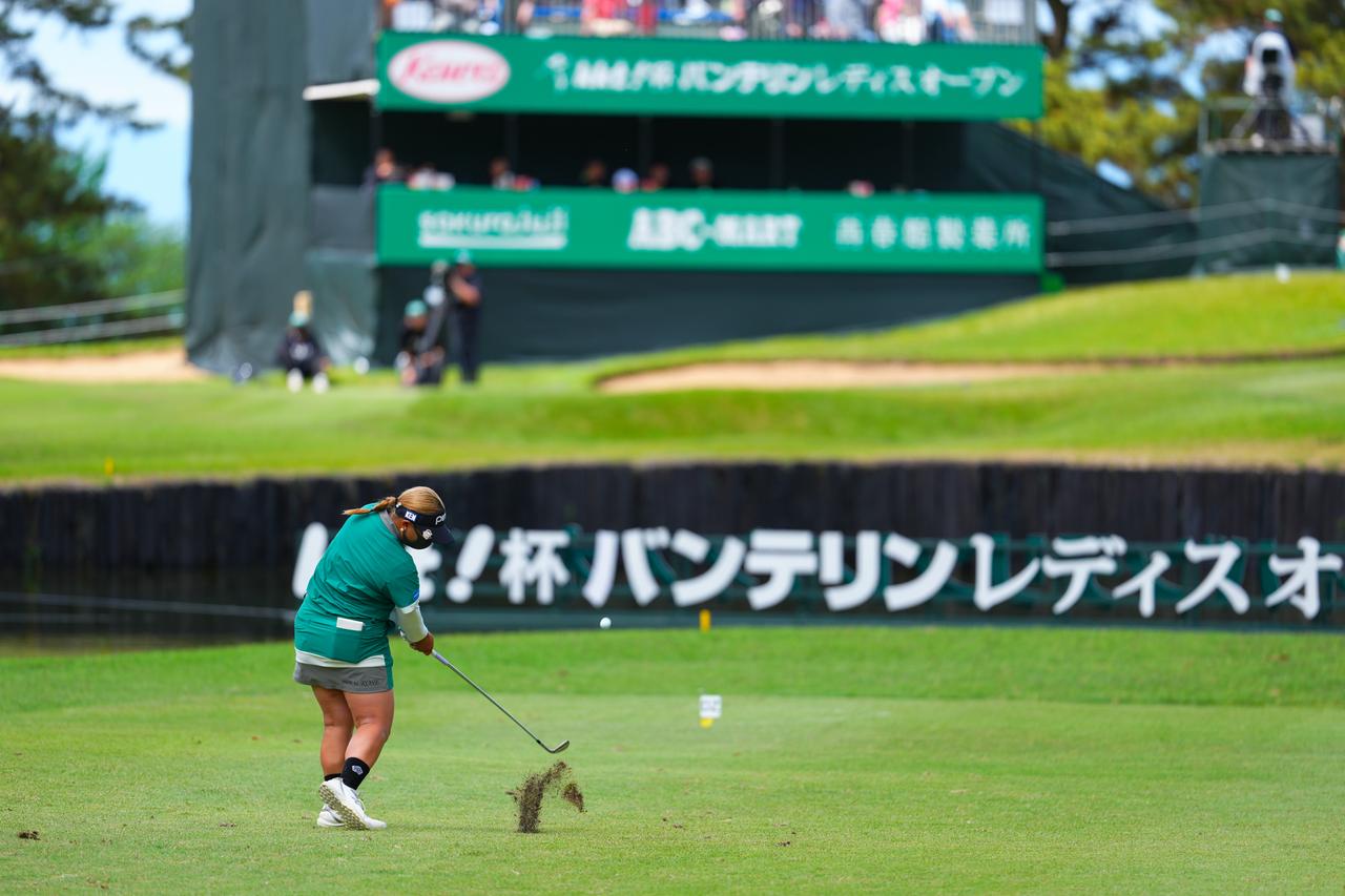 画像: 自身のブランド「own is Rose」を着用してプレーする鈴木。バンテリン・グリーンでコースレコードをたたき出した（撮影/姉崎正）