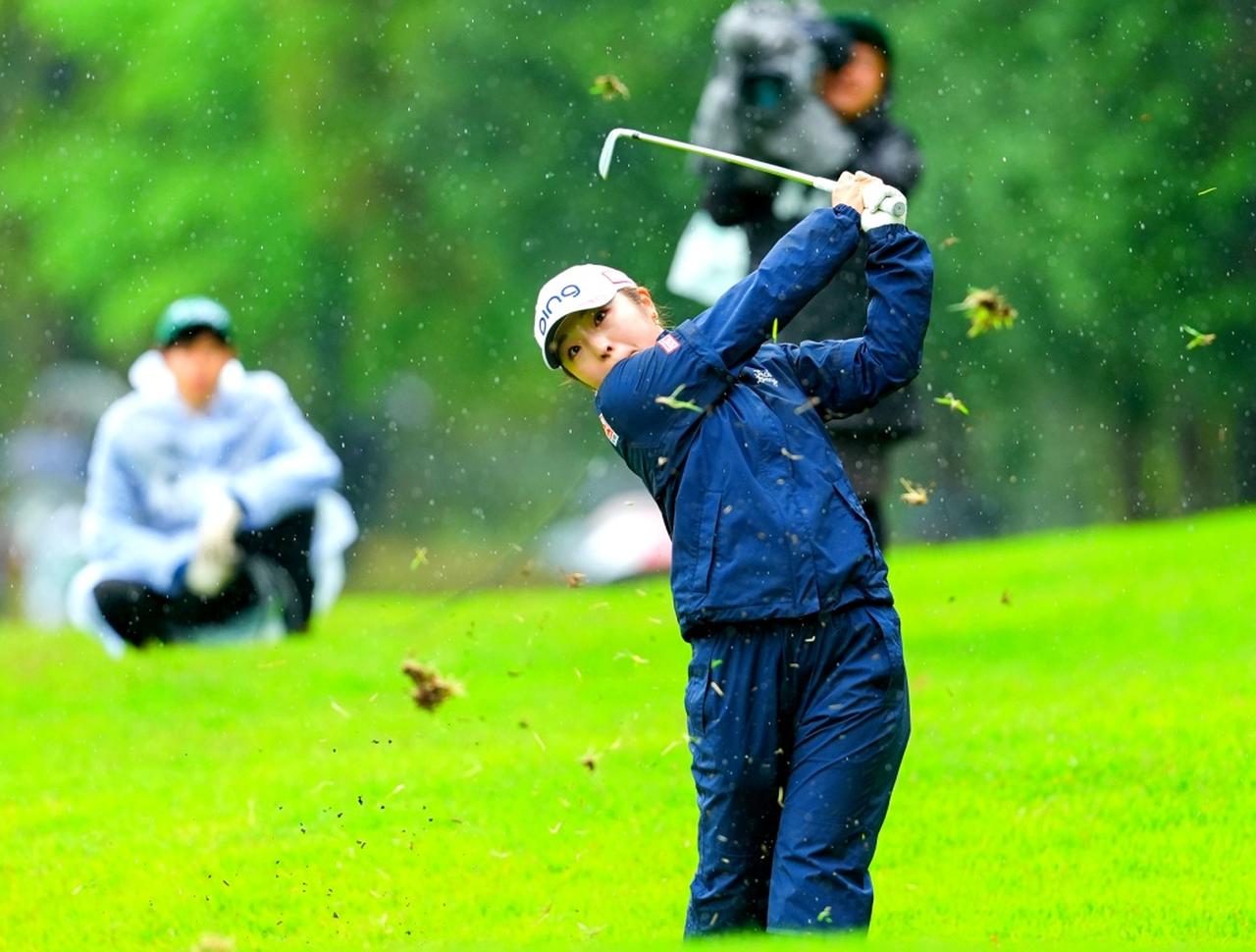 画像: 最終18番でイーグルを奪い3位の佐久間朱莉（撮影/姉崎正）