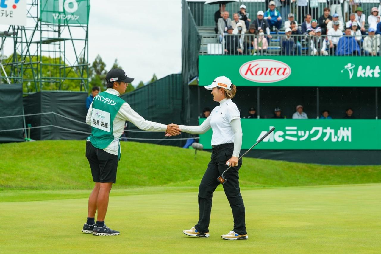 画像: 1打差で鈴木愛との同組対決を制した（撮影/姉崎正）