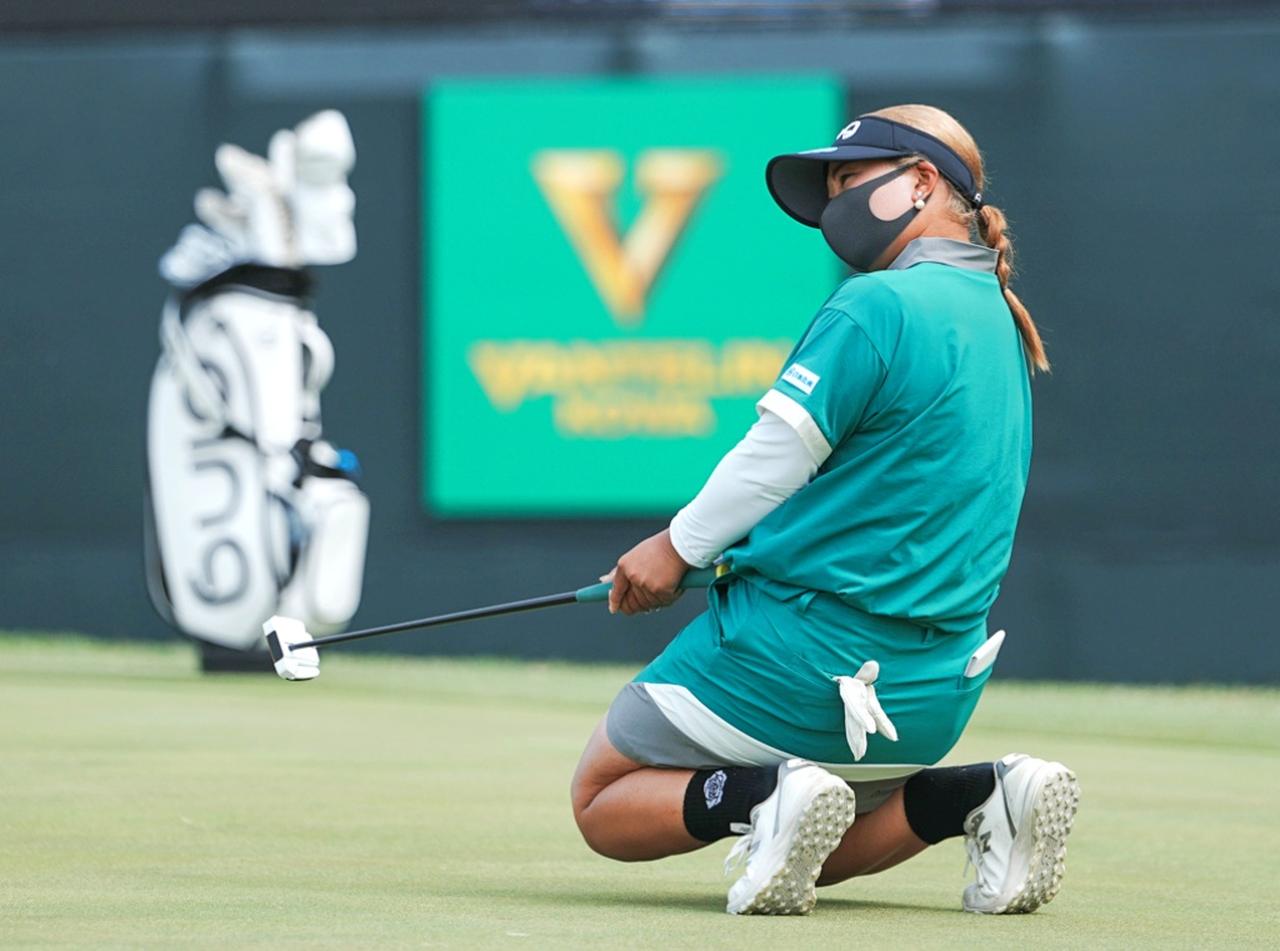 画像: 18パットのツアー記録で首位に浮上した鈴木愛（撮影/姉崎正）