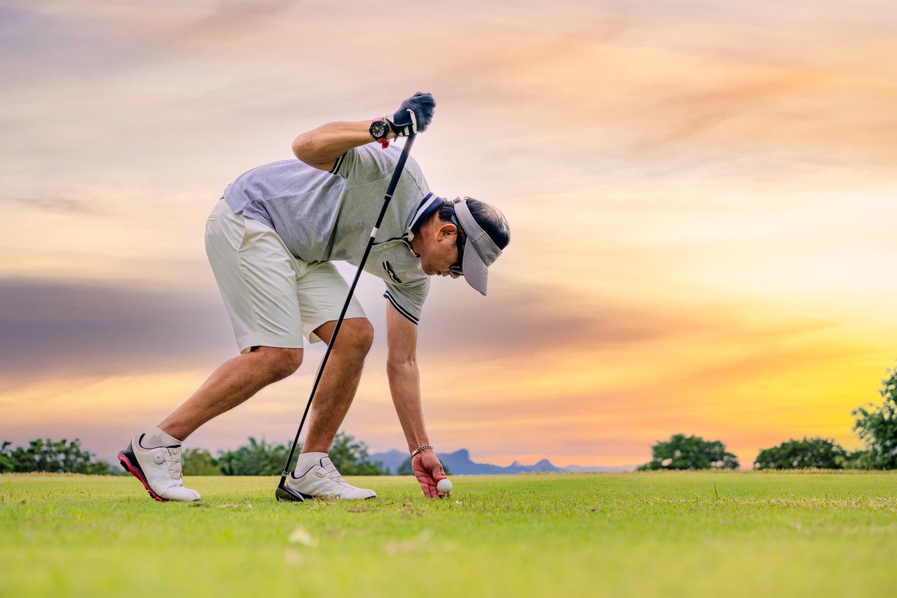 画像: ショットの精度は悪くない。パットのフィーリングも悪くない。なのに、上がり3ホールまで来ると疲労でクタクタになってしまう原因は“足裏”にあった（PHOTO/Getty Images）