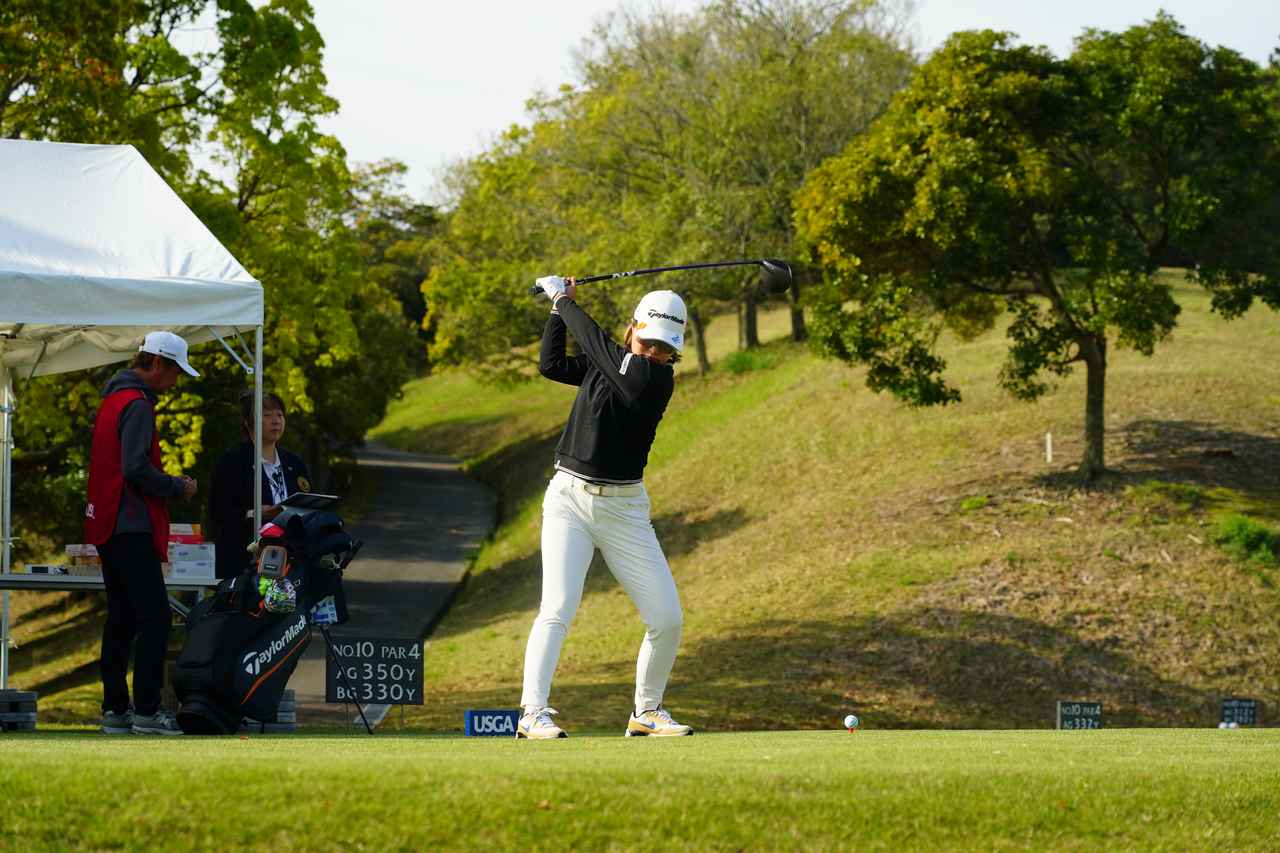 画像: 高橋彩華の朝イチティーショット。7時30分に西コース10番からスタートした