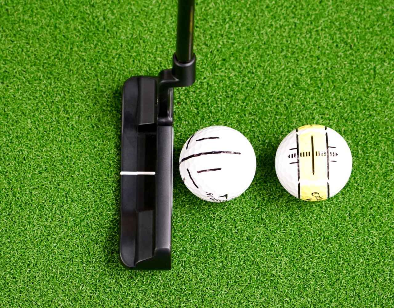 画像: ボールに縦、横の線を入れている六車。横の線をフェース側に近づけてセットすることで、フェース面でラインが出しやすくなるという。「ERCクロス」はカラーリングされた太い線をフェースにセットすることができる