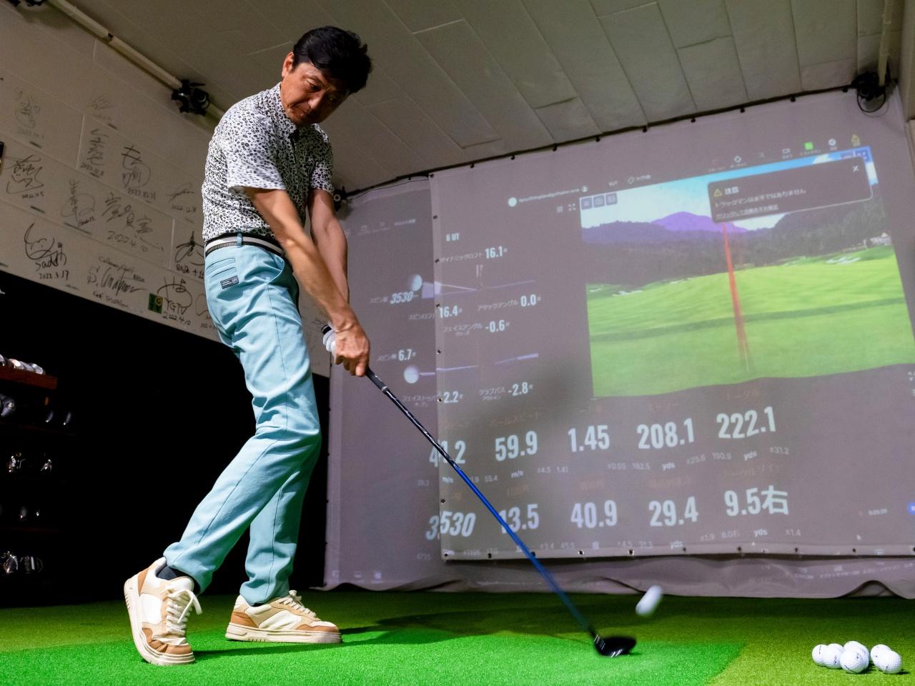 画像: ｢抜けの良さはマットの上でも十分にわかります｣と関プロ。TW777 3Wの試打シャフトはVIZARD BLUE（S）