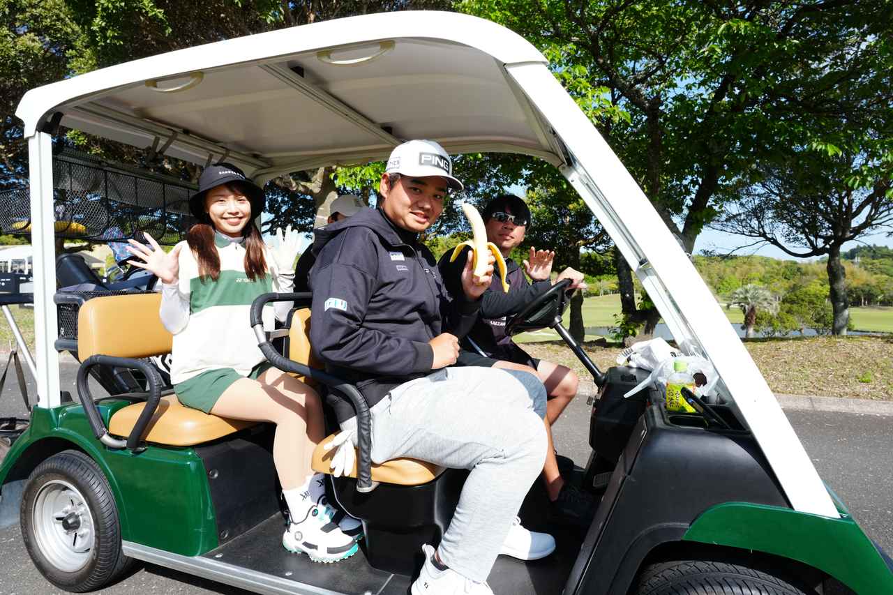 画像: 今回は1組にカートを2台使用してラウンド。「ぜひ僕のカートに乗ってください」と気さくに声をかけていただきました（撮影/岡沢裕行）