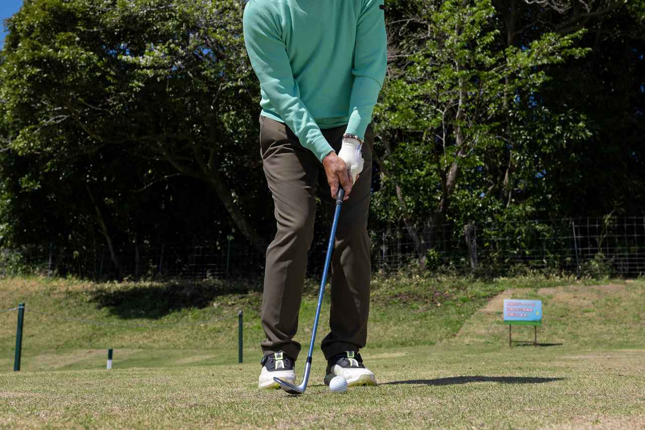 画像: アドレスの形を保ったまま打ってみる