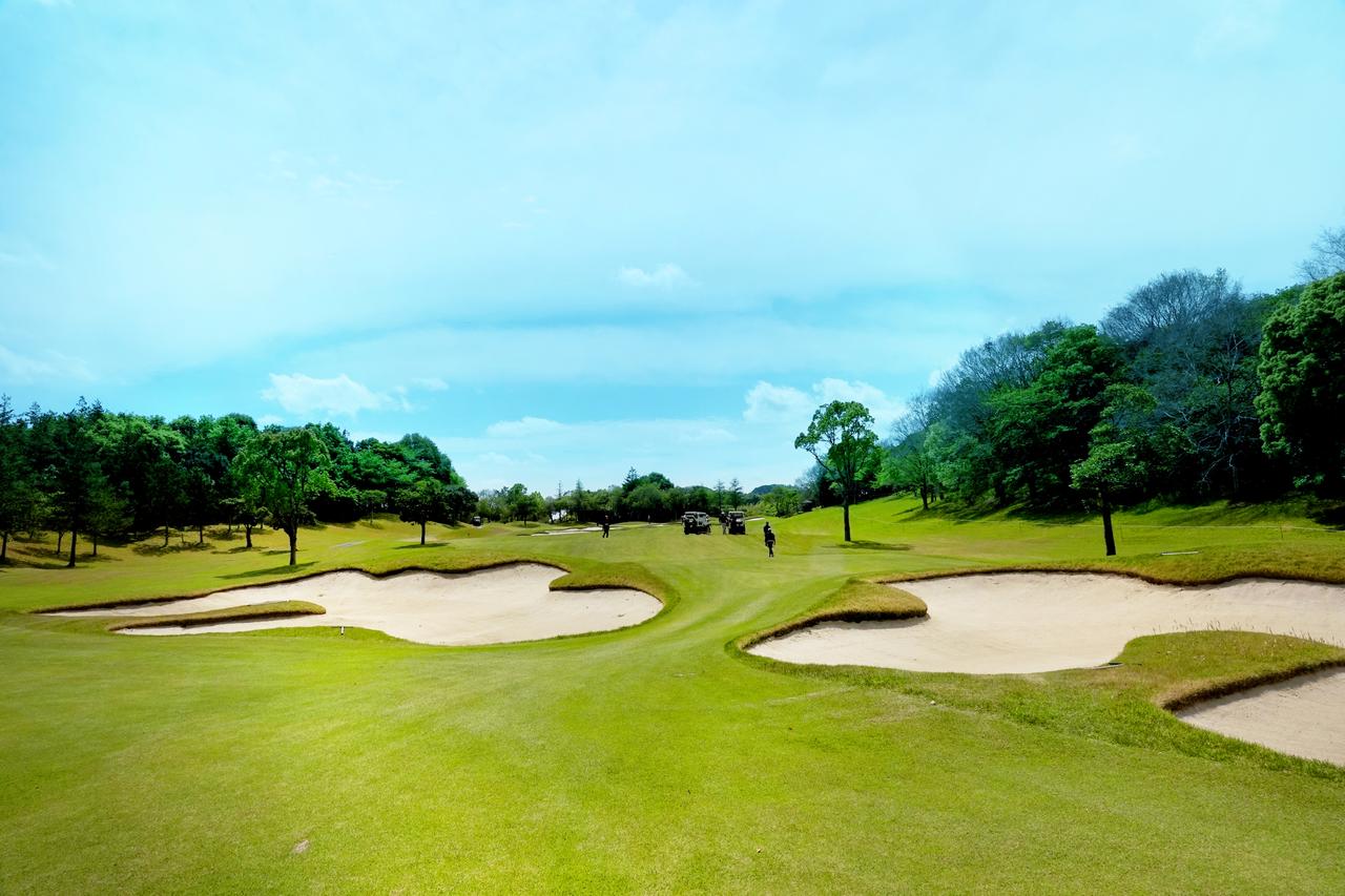 画像: 8番、270ヤード地点にあるバンカー群。この日は奥に見えるグリーン方向からの風が強く、大岩プロが“ちょっと”振ってバンカーを超える感じだった