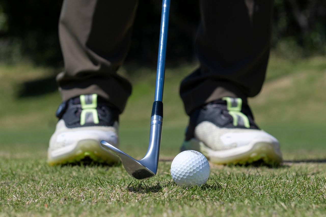 画像: フェース面を直接ボールに当てようとすると、インパクトが点になりやすい