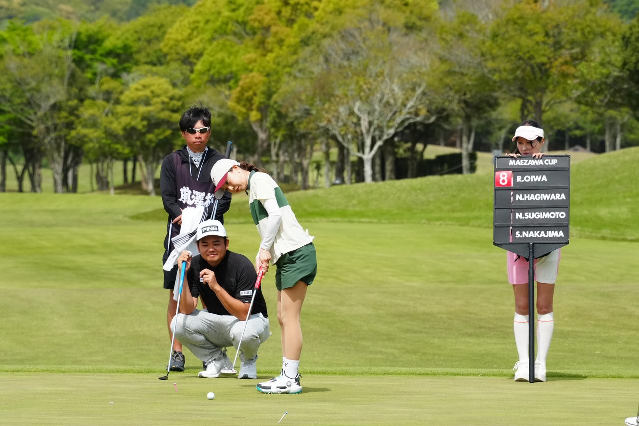 画像: この場面はプロが「フック」、キャディさんが「スライス」とライン読みで意見が分かれました。結果として、手前が「フック」、カップ付近が「スライス」で、しっかり真っすぐ打ち出せば入るラインでした（撮影/岡沢裕行）