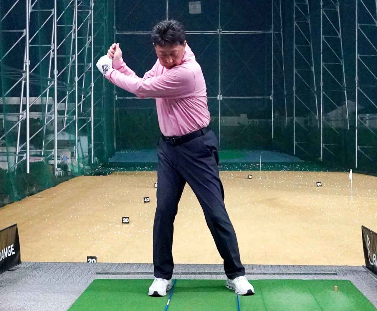 画像: トップからフィニッシュへの体重移動を覚えると、クラブが振りやすくなる