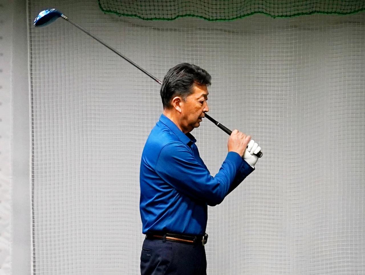 画像: ドライバーで失敗しないクラブの振り方を解説! インパクトの後、両わきを締めてクラブを立てるのがポイント - みんなのゴルフダイジェスト