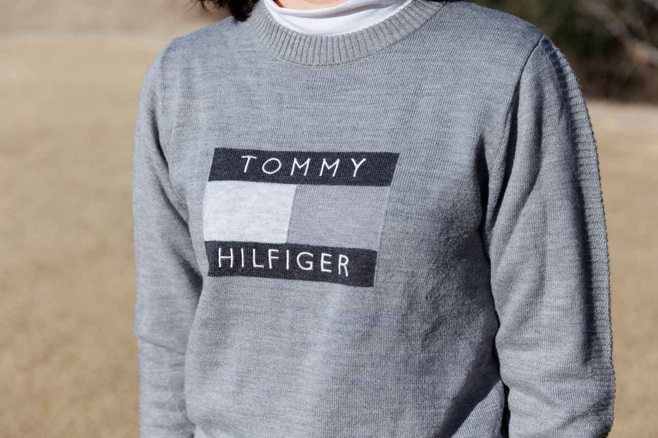 画像: モノトーン配色のブランドロゴも上品なグレーのニットセーター