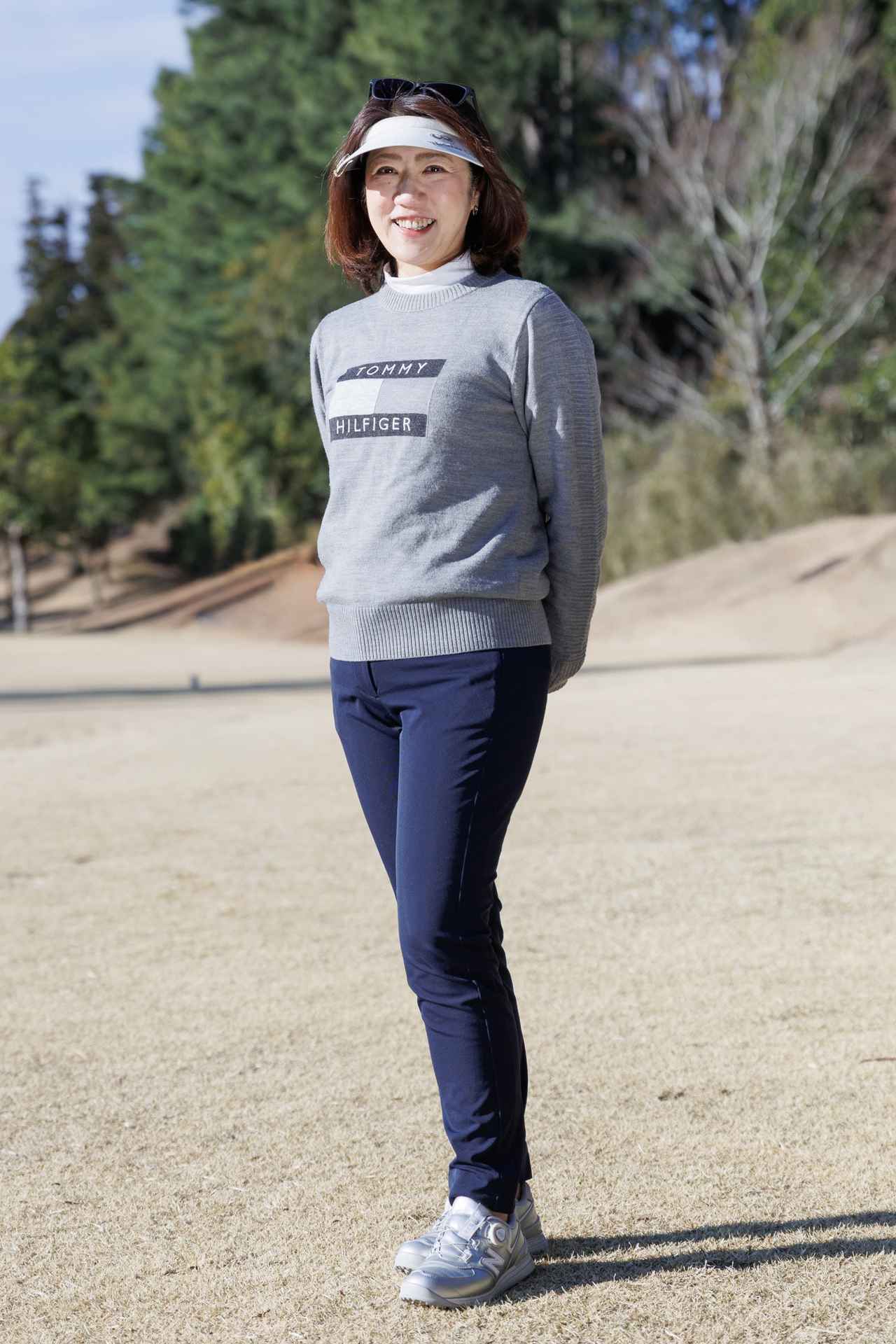 画像: ややリラックス感のあるグレーセーターにタイトなネイビーパンツという適度に差をつけたバランスが絶妙なアレンジ。シルバーシューズもモダンなエッセンスになっています