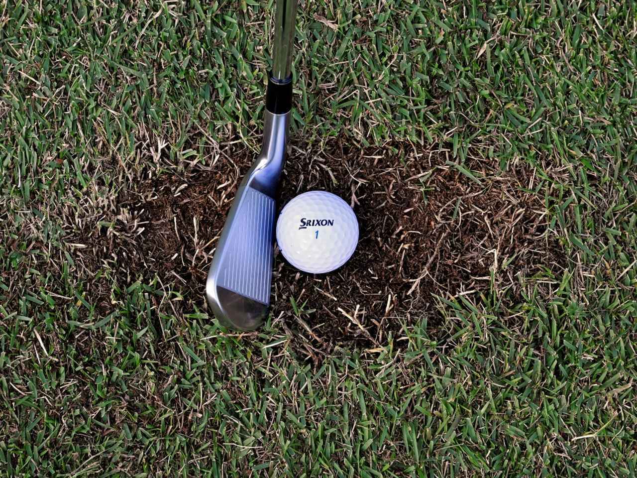 画像: ディボット跡からはどう打つ？ ミスを防ぐためのクラブ選択と打ち方【100切り】 - みんなのゴルフダイジェスト