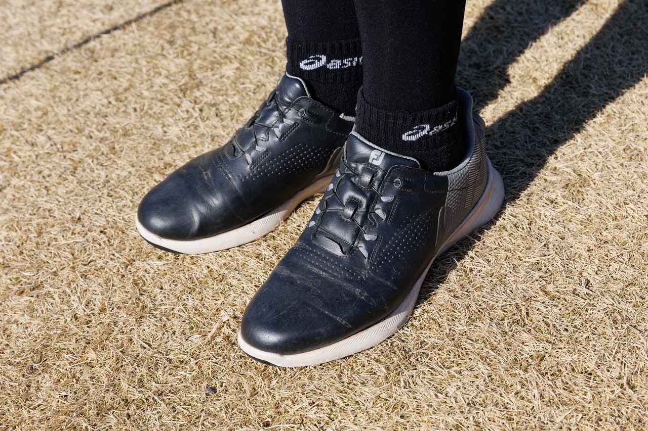 画像: 全体のトーンを締める黒のレギンスとソックス、そしてシューズ