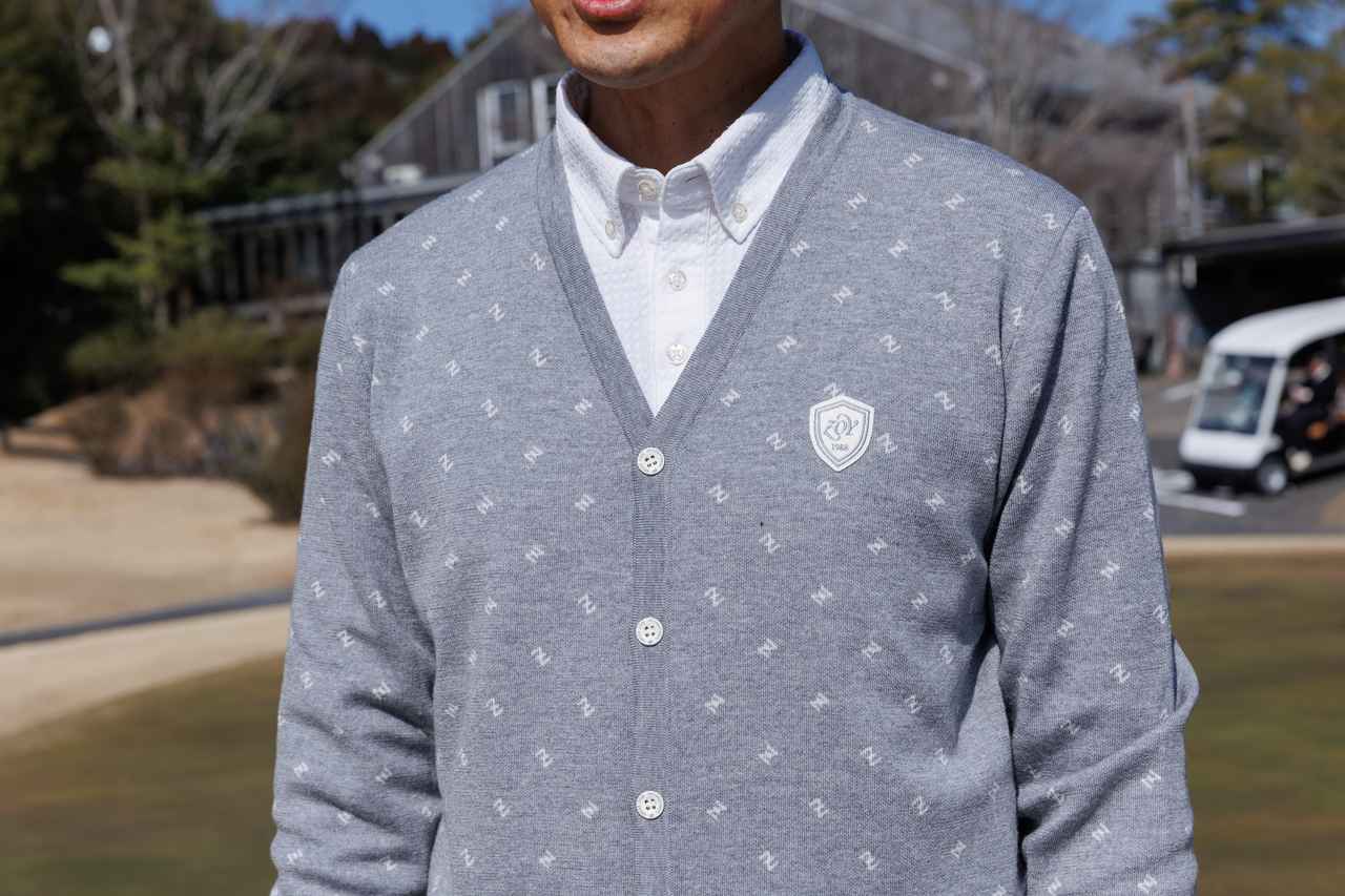 画像: 「Z」を散りばめた総柄モチーフのカーディガンと白ポロが好相性