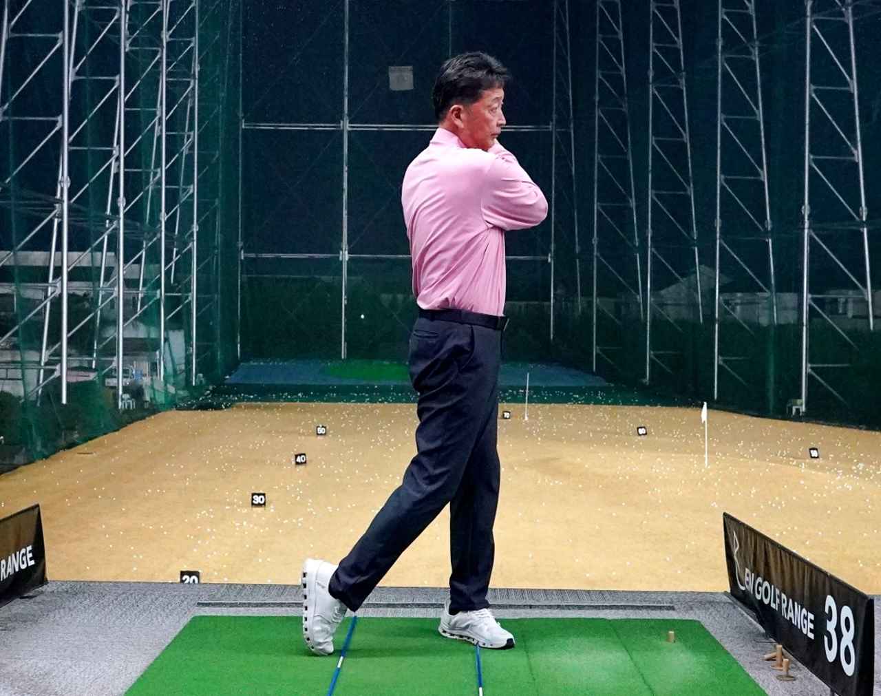 画像: 体重移動よりも先に腰を回すと、左軸に体重移動できなくなる