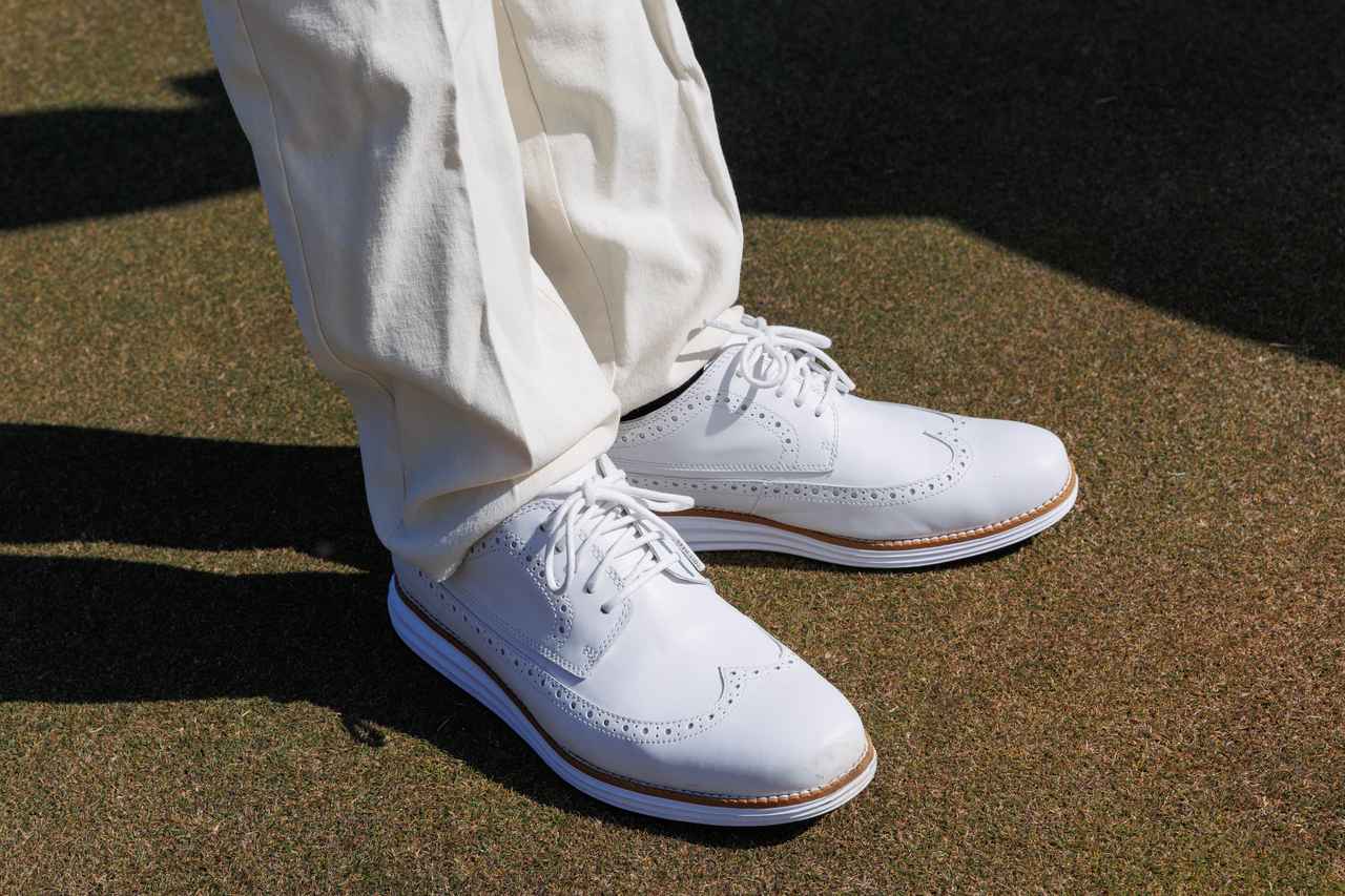画像: クラシカルさをプラスしてくれるウイングチップタイプのシューズ