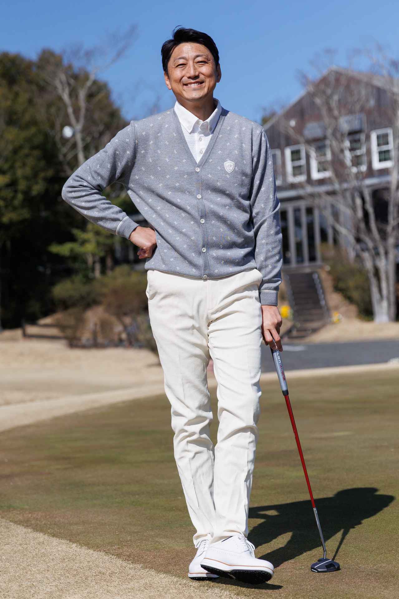 画像: グレーの総柄カーディガンに白ポロでトレンドさとエレガントさを併せ持つトップスアレンジ。センタークリース入りオフホワイトのパンツが品の良さをさらに引き立てます