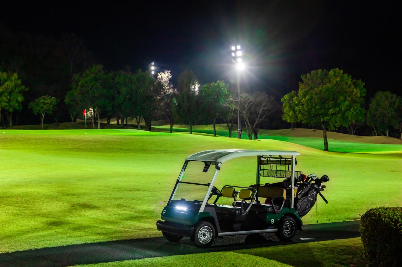画像: フェアウェイが次々とライトアップされ、まるで夜のテーマパークを歩くような、圧倒的な没入感が魅力