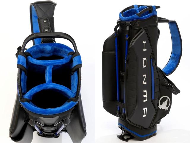 画像: 9.5型／4.5kg。背面のスタンドを挟むように左右に大きなポケットを配置したっぷりと収納できる。スタンドを使わなくても安定感が高い