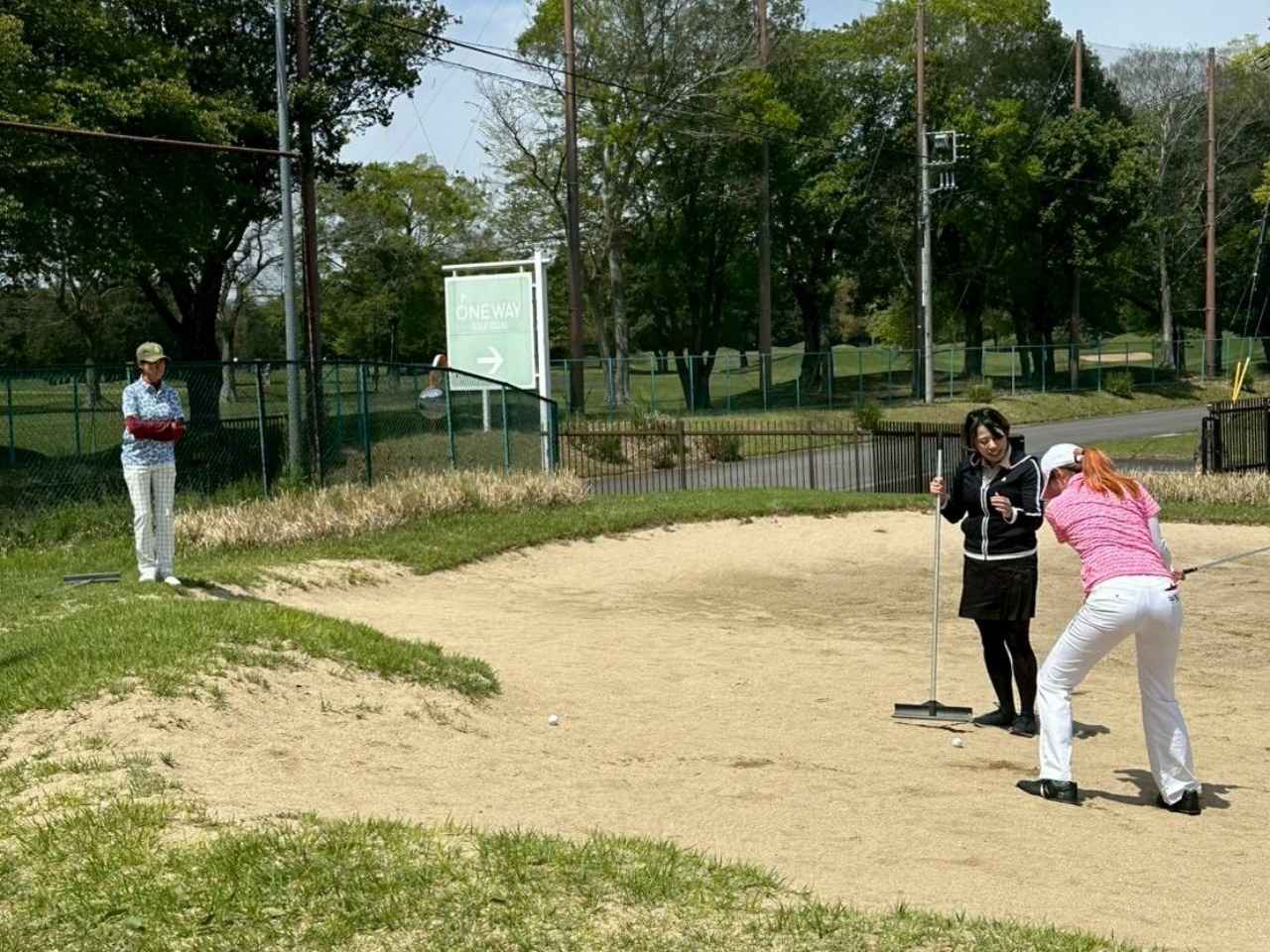 画像: 手話も交えながら一生懸命教える新井麻衣プロ。「スウィングが早くなる方が多かったので“ゆっくり”を意識して。ラウンドではテーマを1つに絞って挑戦してください。頑張って！」と激励