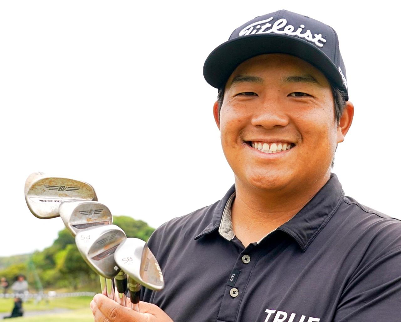 画像: 44度（45度）、50度、54度、58度（59度）の4本でショートゲームを組み立てる杉本スティーブ（撮影/岡沢裕行）