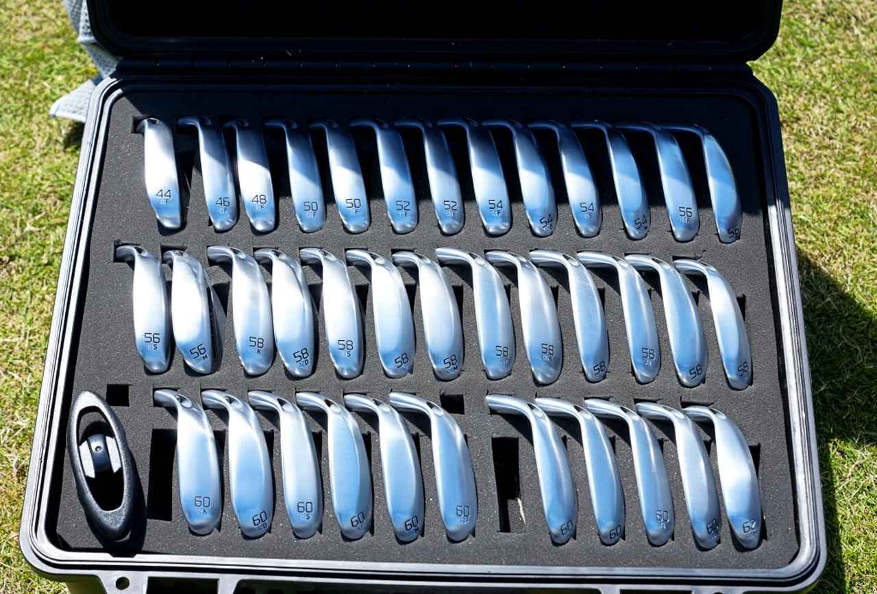 画像: ツアー会場では"カチャカチャ"でフィッティング。60度だけでも11種類のソール形状を選択できる（撮影/岡沢裕行）