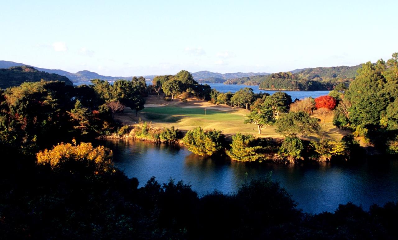 画像: パサージュ琴海アイランドGCは7107ヤードのパー72。名物ホールは海越えの3番