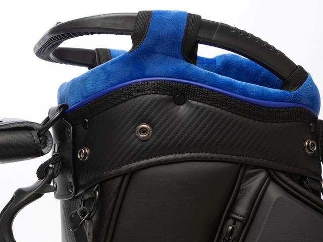 画像: ツアー仕様の丈夫な作りのスタンドバッグ。口枠のハンドルもがっしりとしている。合成皮革の高級感が漂う