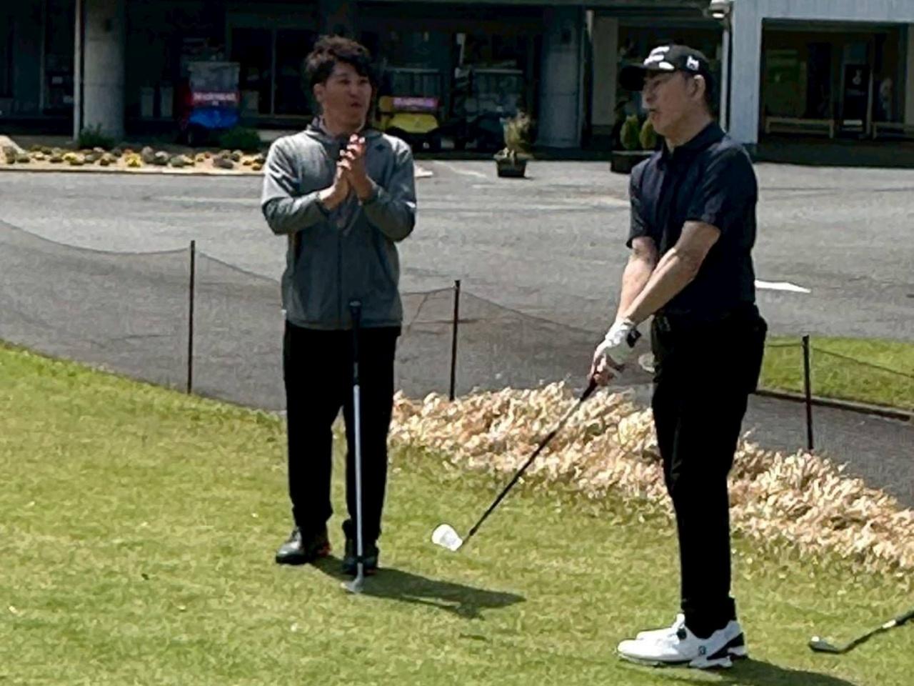 画像: 褒め上手な吉田隼人プロ。ラウンド前には「怪我なく楽しんでやりましょう」とニコニコ。コース内ではまず、各人に狙い場所をしっかり確認して打つように教えていました