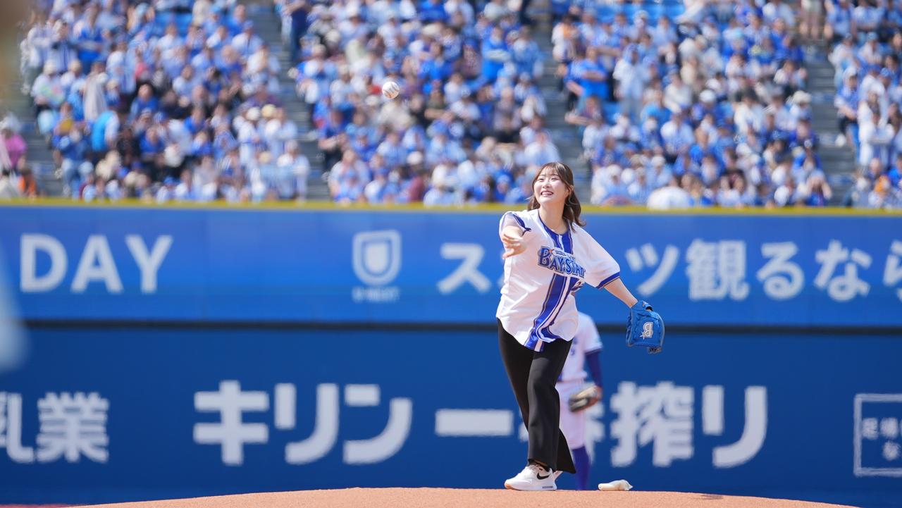 画像: 始球式に初挑戦した都玲華。キャッチャーは、山本祐大（やまもと・ゆうだい）が務めた