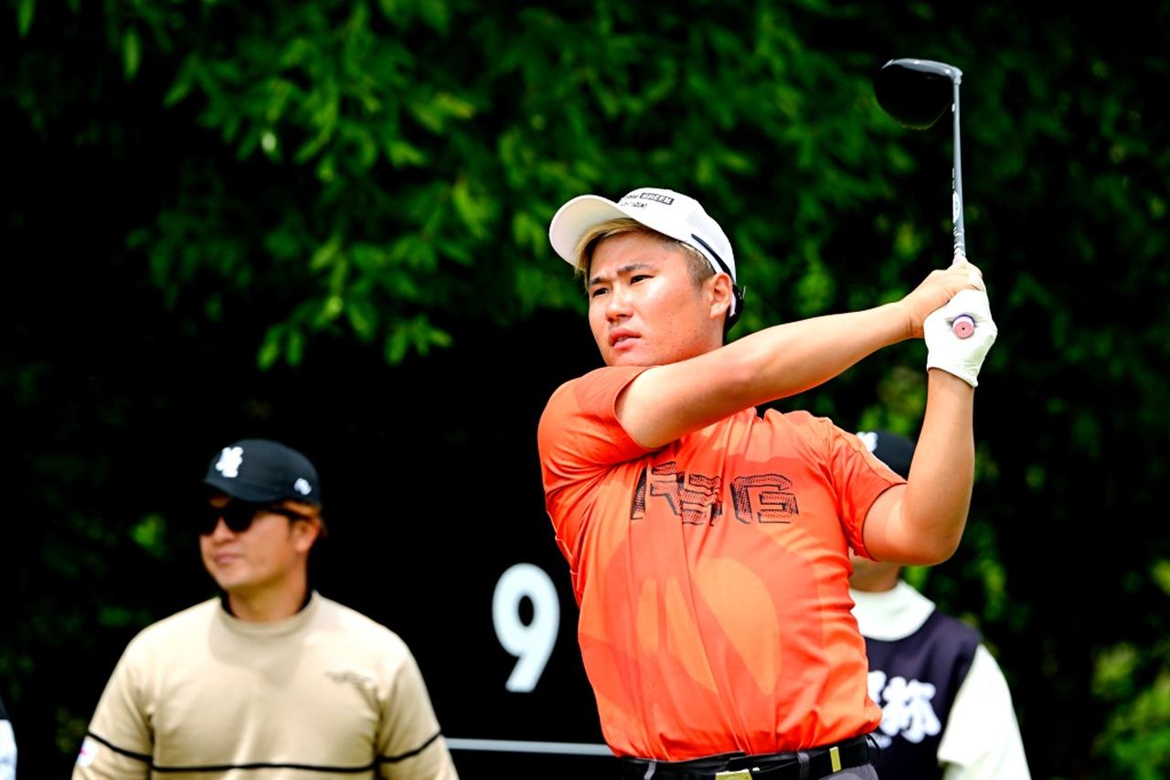 画像: 長野泰雅も8アンダー「64」をマークし香妻と並んでトップに立った（撮影/有原裕晶）