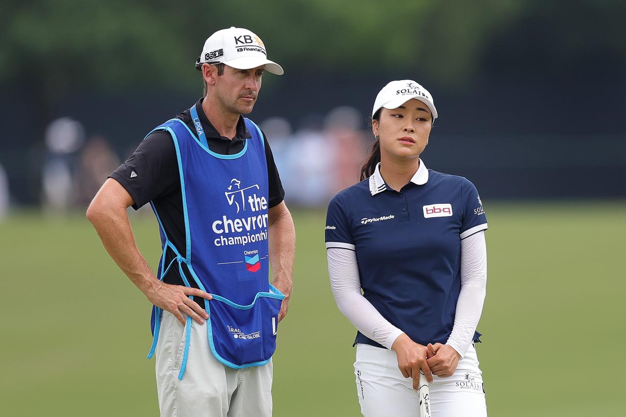 画像: メジャー4位の女子プロが今度はキャディに!? 相棒の全米OP予選会で裏方に転身【米女子ツアー】 - みんなのゴルフダイジェスト