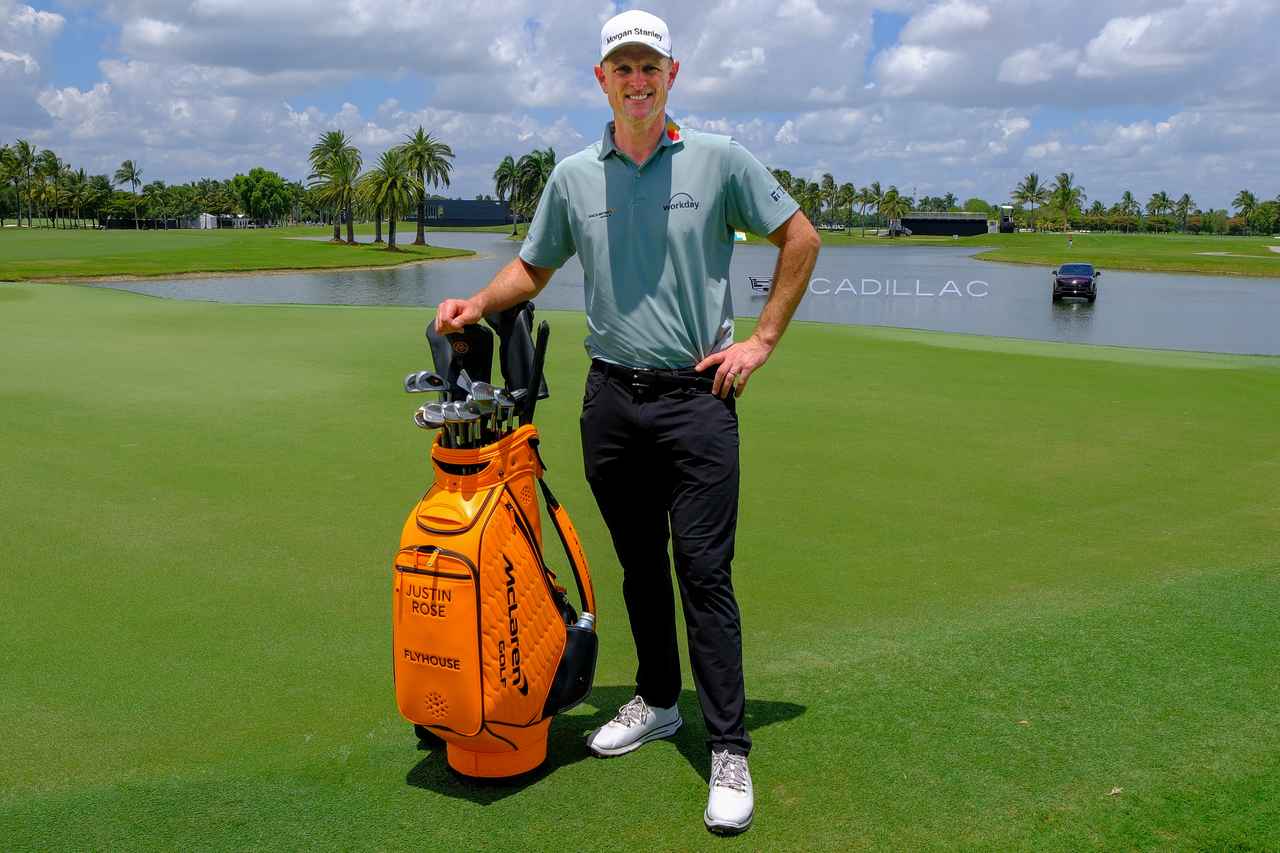 画像: マクラーレンゴルフのキャディバッグ＆クラブとともに撮影に応じるジャスティン・ローズ（撮影/岩本芳弘）