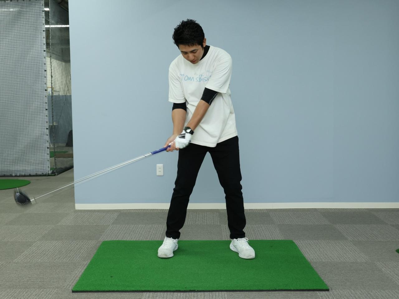 画像: 重いものを疲れないように振ることで、自然とクラブの重さを感じながら振る感覚が養われ、手打ちにつながる要素もなくなっていく