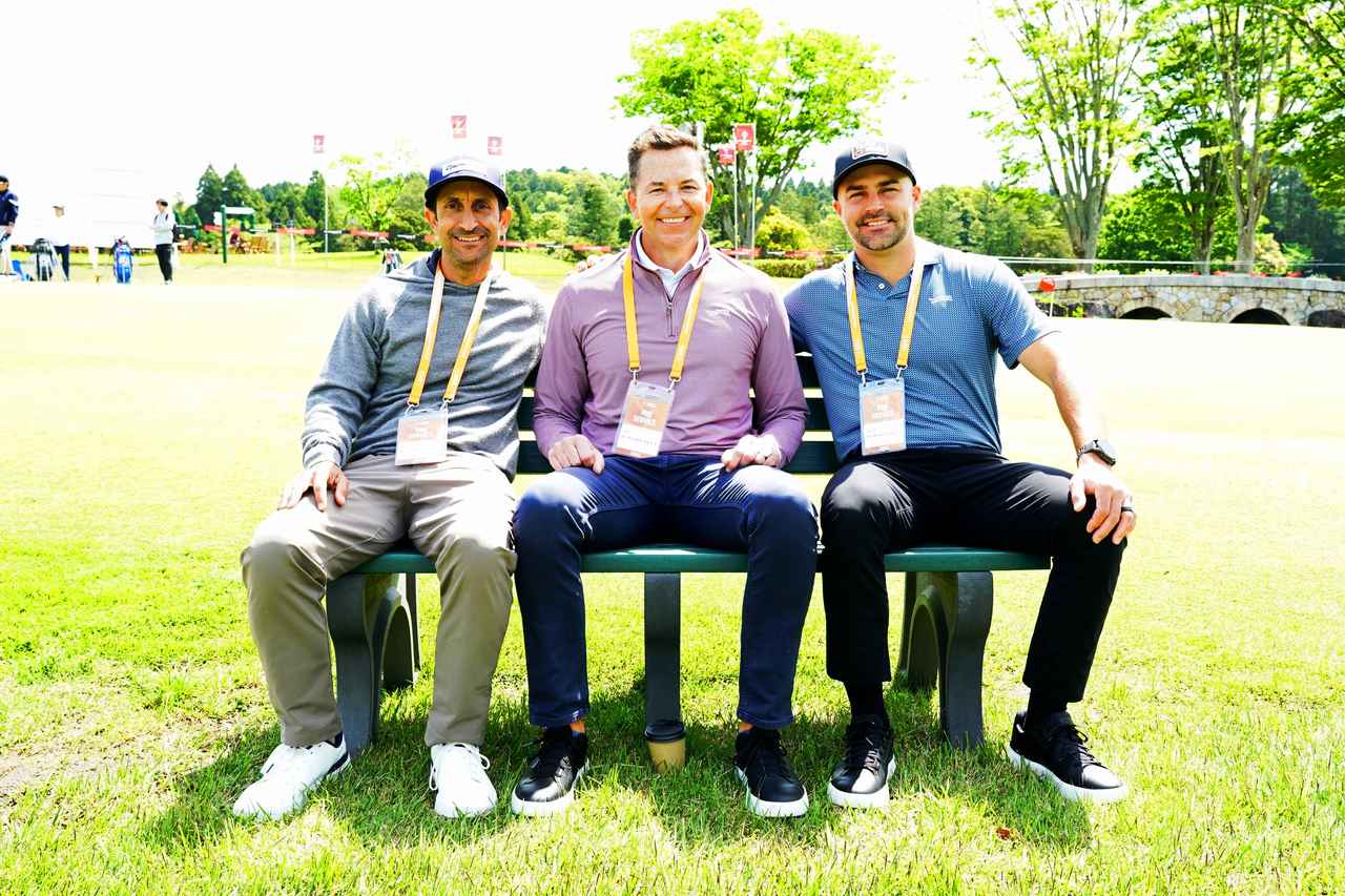 画像: 今回インタビューに協力してくれた3人、ベンチに座って肩を組んでほしいとお願いしたところ、笑顔で対応してくれた（左から：ライアン・レッサ氏／エディー・アークマニス氏／ジェームズ・ホーリー氏）