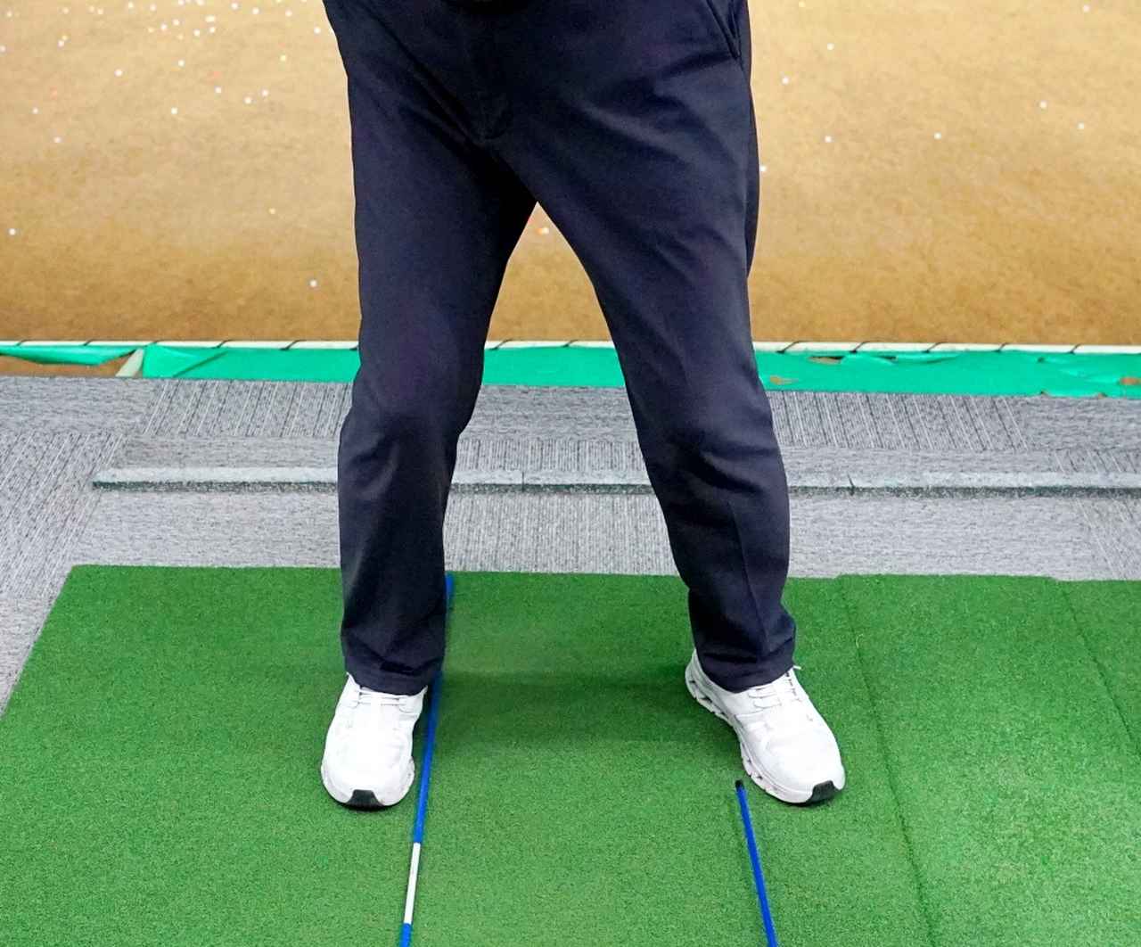 画像: 切り返しの準備、トップでは右足の内側全体で受け止める