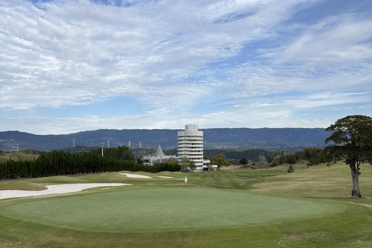 画像: ココパリゾートクラブ白山ヴィレッジゴルフコース・キングコース、クラブハウスから見て