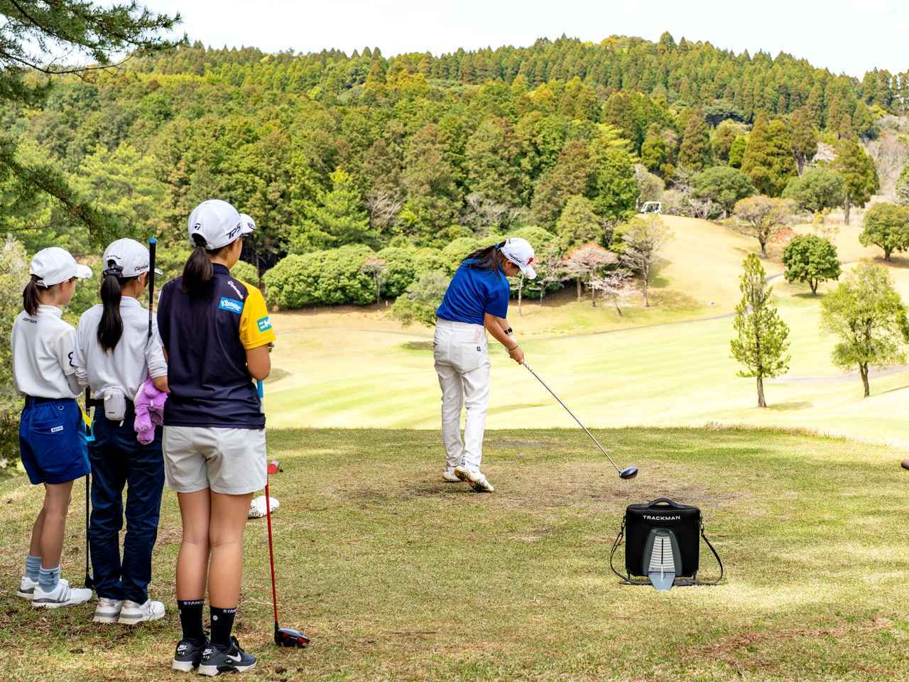 画像: 大会会場の美々津CCでも、小中高の出場104名、全員のティーショットデータを測定。プレー後の勉強会に生かしていた